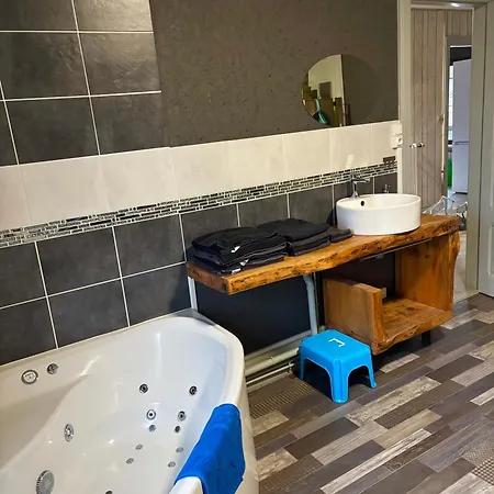 205 M2 Avec Piscine Et Jacuzzi