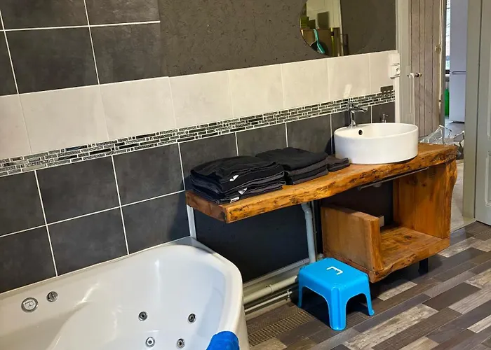 205 M2 Avec Piscine Et Jacuzzi